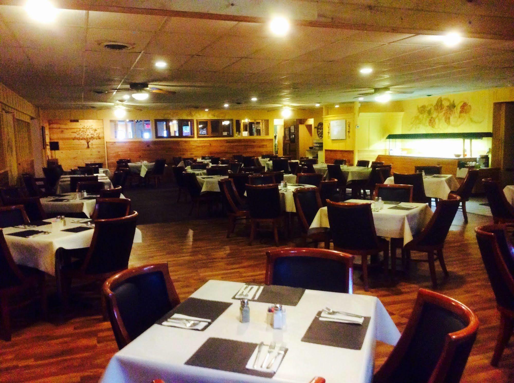 Forty Club Inn Deerwood Экстерьер фото