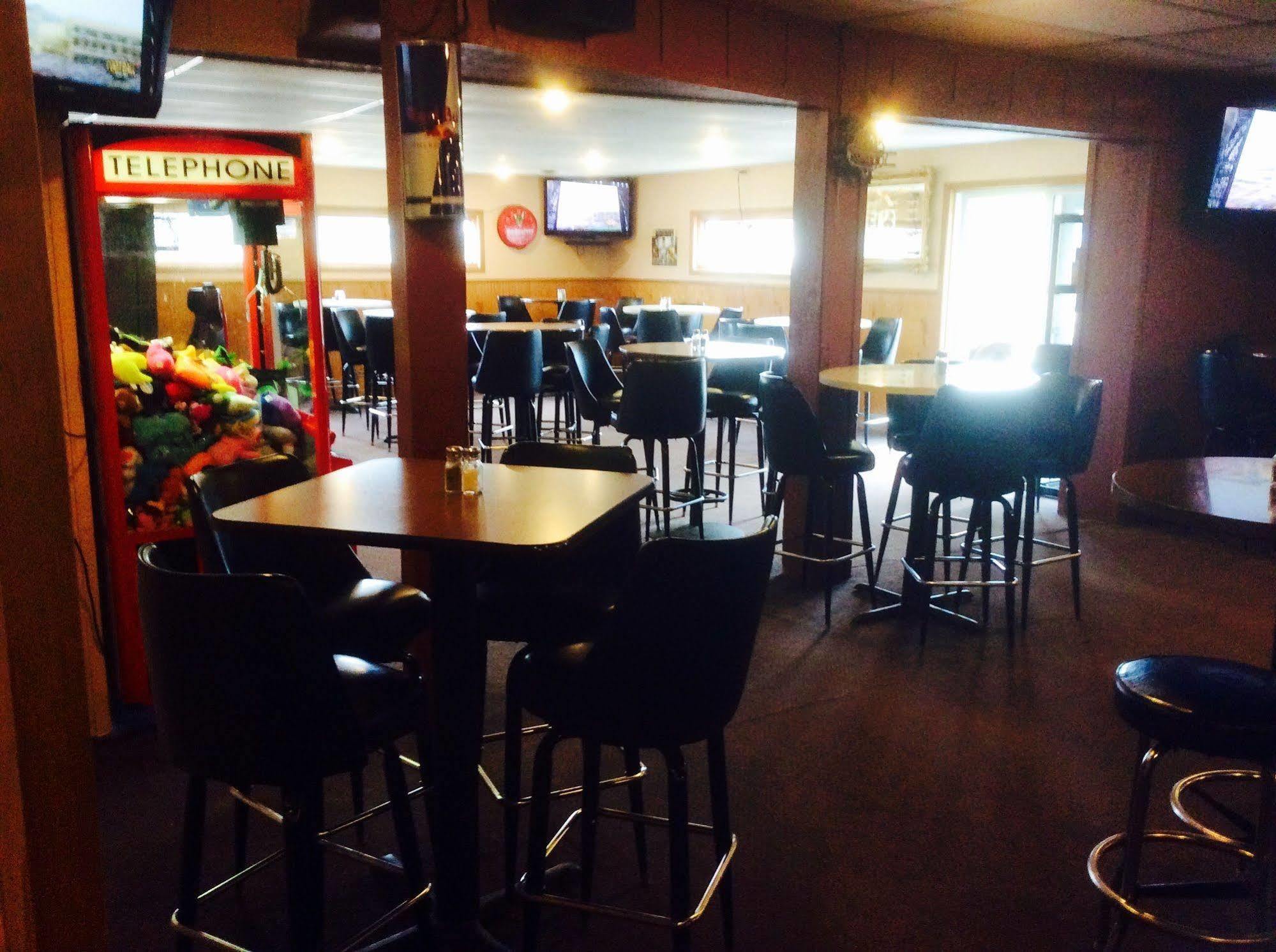 Forty Club Inn Deerwood Экстерьер фото