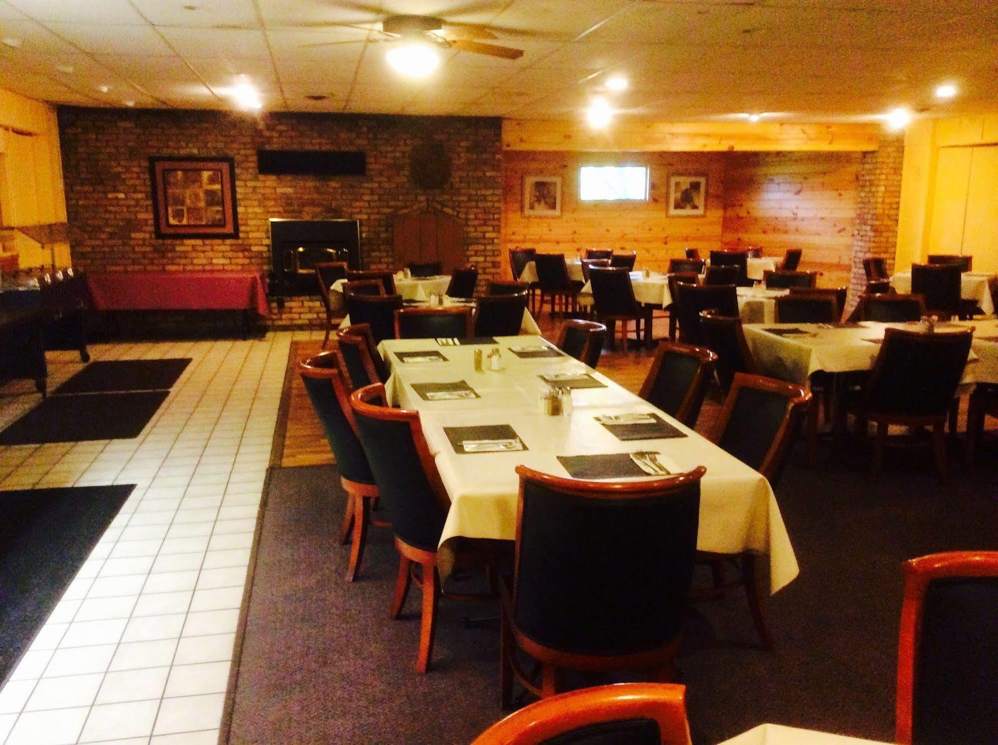 Forty Club Inn Deerwood Экстерьер фото